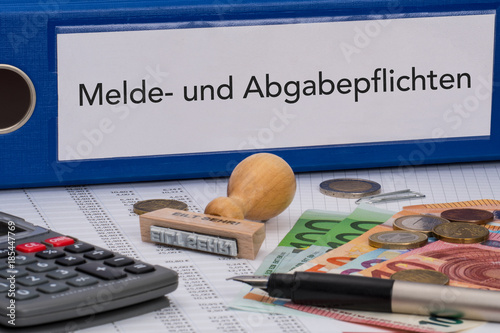Aktenordner (blau) mit Beschriftung Melde- und Abgabepflichten