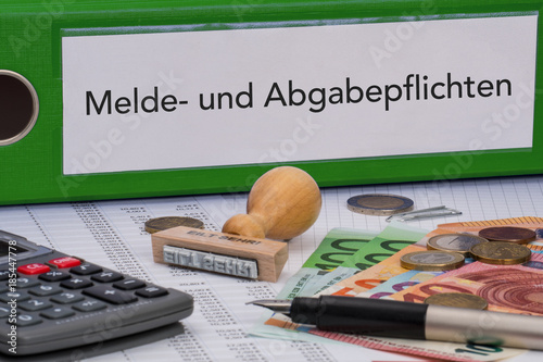 Aktenordner (grün) mit Beschriftung Melde- und Abgabepflichten