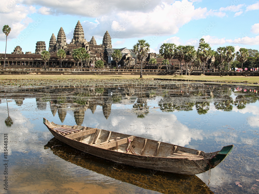 Fototapeta premium Boat and Angkor Wat