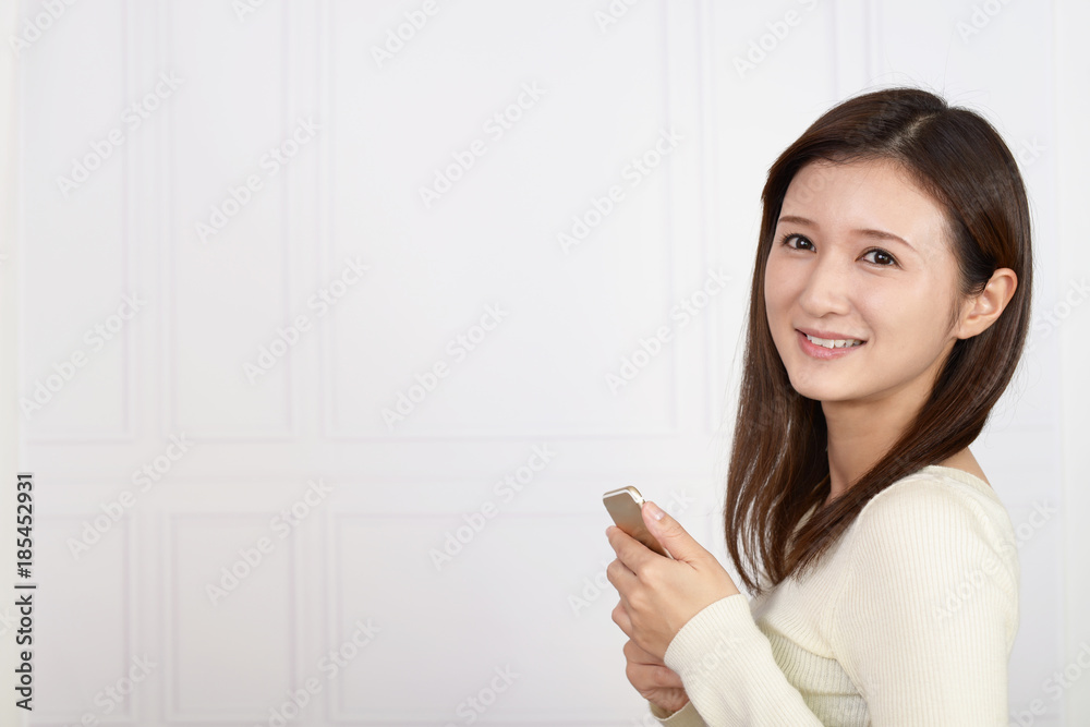 スマートフォンを持つ女性