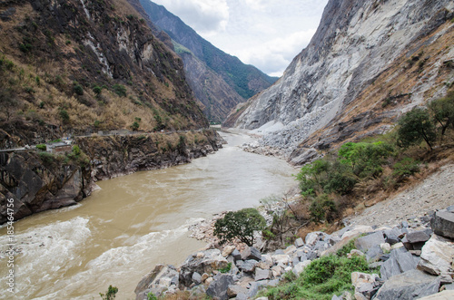 Fototapeta Naklejka Na Ścianę i Meble -  The torrential flow through the hills in Tibet