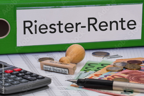 Aktenordner (grün) mit Beschriftung Riester-Rente