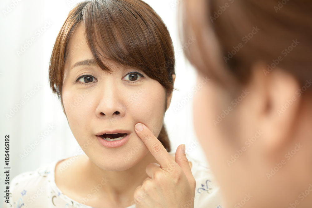 お肌が気になる女性 お肌が気になる女性
