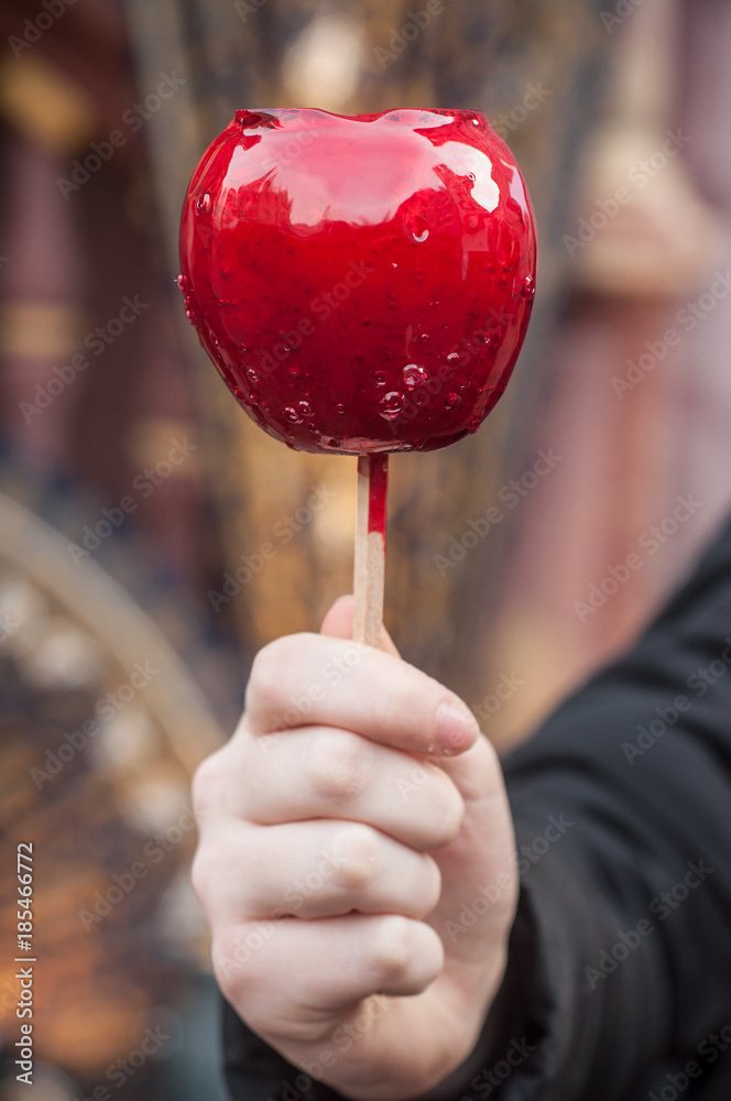 pomme d'amour dans la main Stock Photo