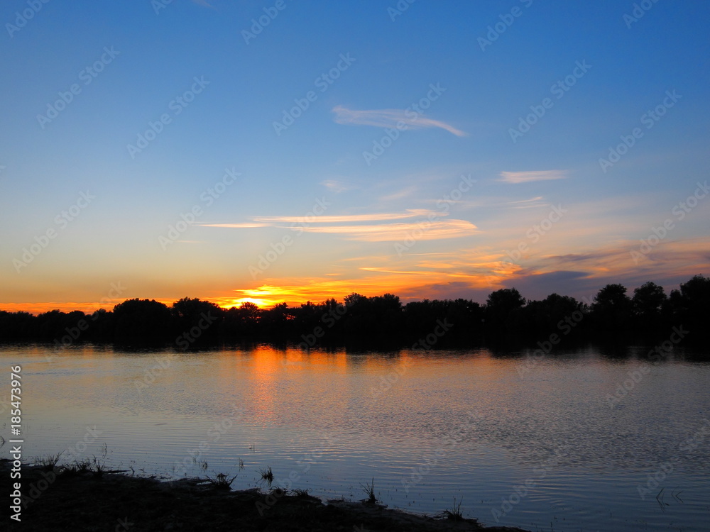 Obraz premium Colorfull sunset at the river bank