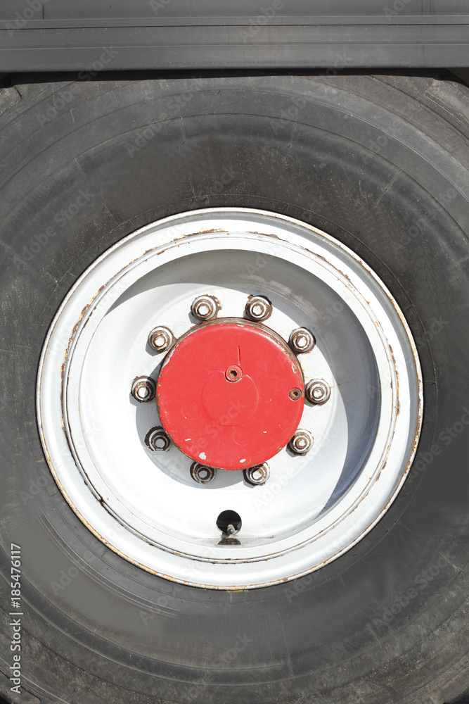 LKW-Reifen, rote Radkappe LKW-Reifen, rote Radkappe