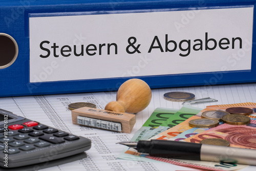 Aktenordner (blau) mit Beschriftung Steuern & Abgaben