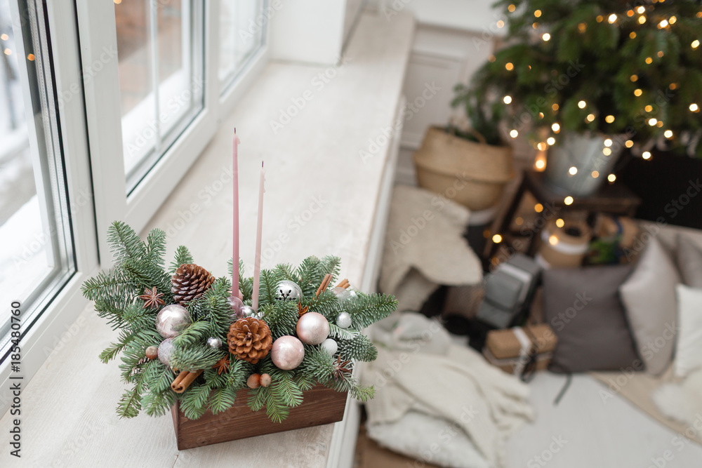 Obraz premium the finished version. Workshop of Christmas decor with their own hands. Christmas wooden box with fir branches for the holiday. The new year celebration. Master class on making decorative ornaments