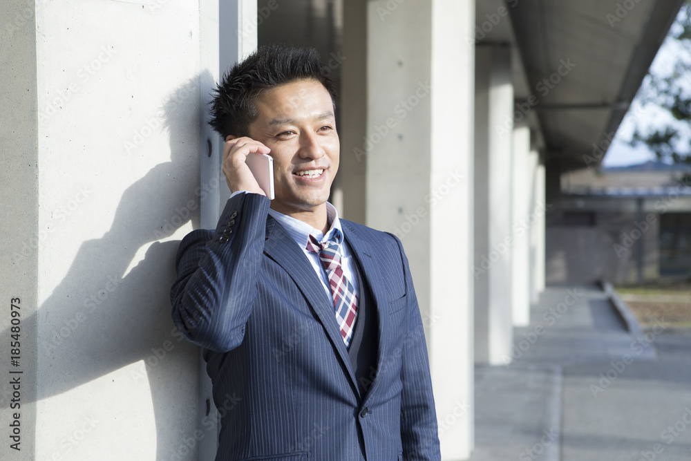 電話をするビジネスマン