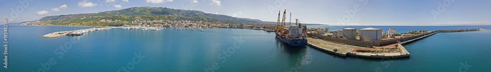 Vista aerea del porto di Vibo Marina, molo faro e navi ormeggiate nel porto. Cisterne per carburanti