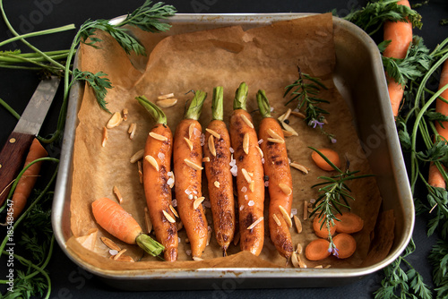 Auflaufform mit gegrillten Karotten und Gewürzen photo