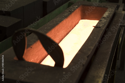 Molten metal Iron Casting in metal mold