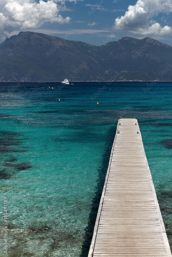 eau turquoise et jetée en bois sur littoral occidental de Corse