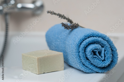 Foto Serviette de bain sur le rebord de baignoire avec savon à la lavande