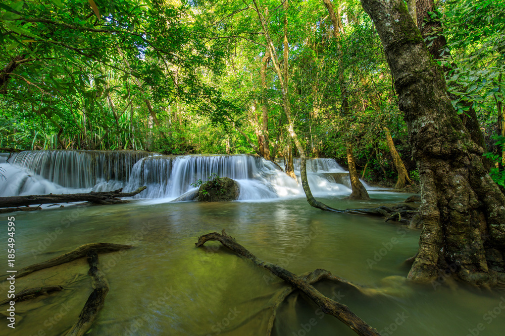 Naklejka premium Huai-mae-kha-min waterfall, Beautiful waterwall in nationalpark of Kanchanaburi province, ThaiLand.
