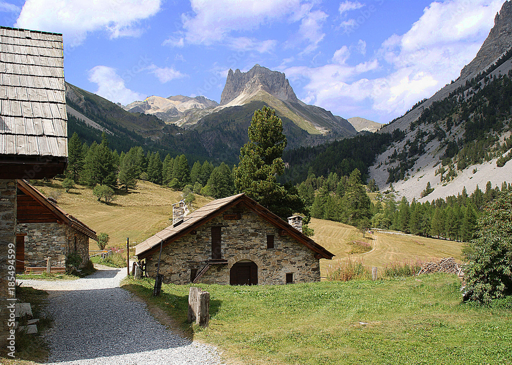Italia,Francia, Valle stretta verso il monte Tabor