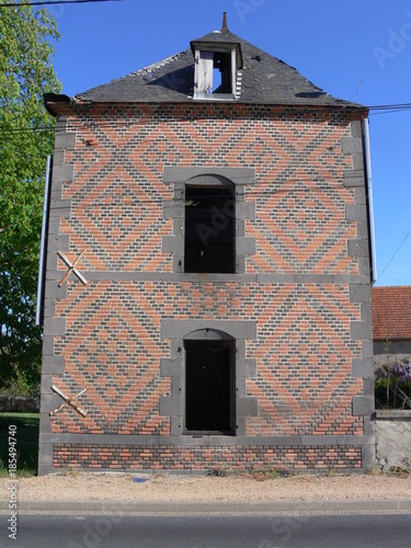 appareillage de briques polychromes, Randan, Auvergne photo