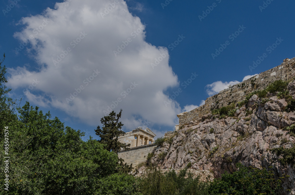 akropolis und wolken am himmel