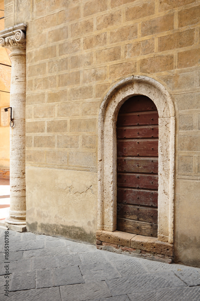 Porta antica in palazzo storico, nel centro di Pienza, Toscana, Italia