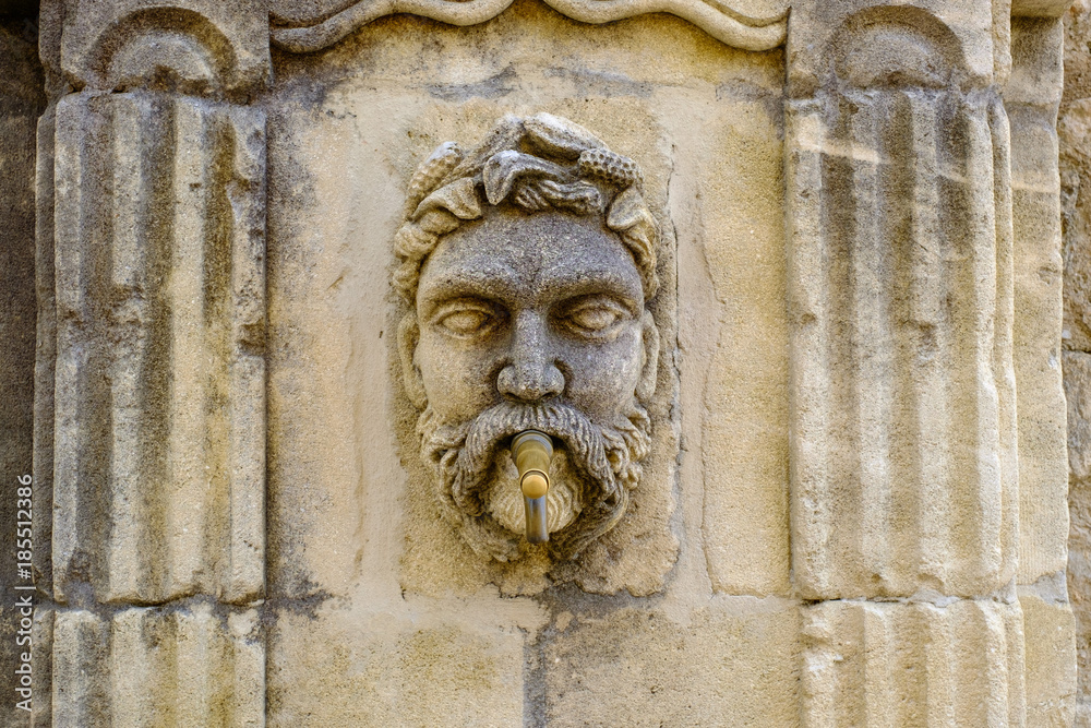 Ancien fontaine dans le village de Lacoste, France, Provence.
