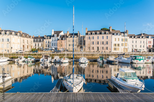 Slika na platnu Houses and boats in the port of Vannes, magnificent city in Brittany