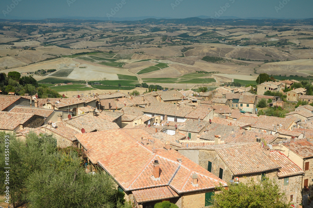 Panorama della Toscana, Italia. Veduta dalla Fortezza medievale di Montalcino, con borgo e campi coltivati.