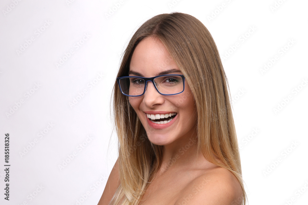 Hübsche Frau mit Brille lacht
