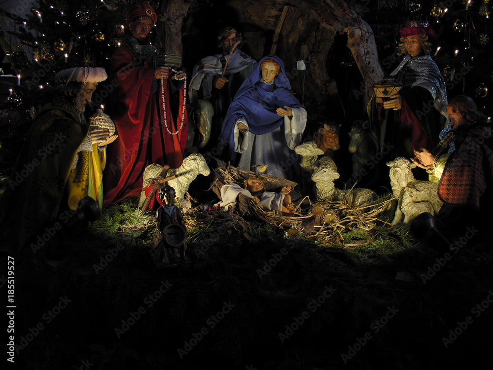 Krippe mit Jesuskind und Darstellung der Geburt von Jesus Christus an Weihnachten	