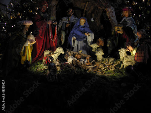 Krippe mit Jesuskind und Darstellung der Geburt von Jesus Christus an Weihnachten 