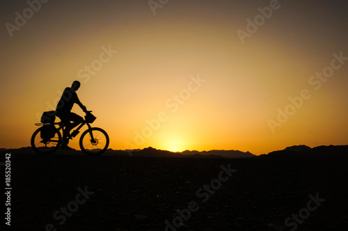 夕陽に映る自転車のシルエット