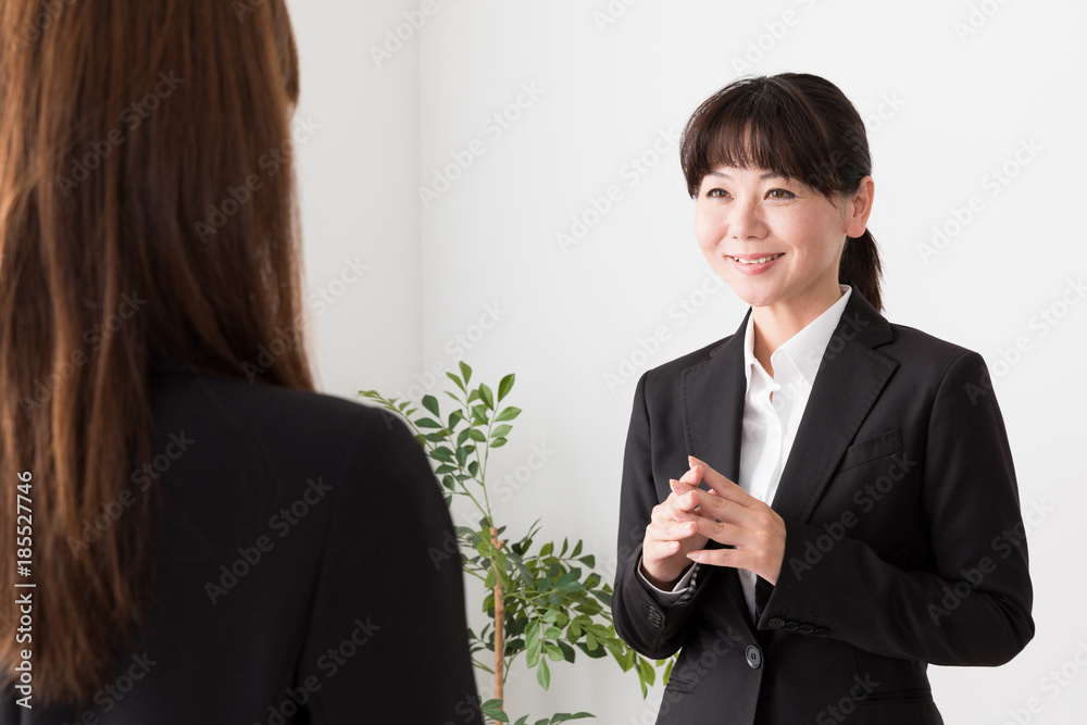 ミーティングをするOL