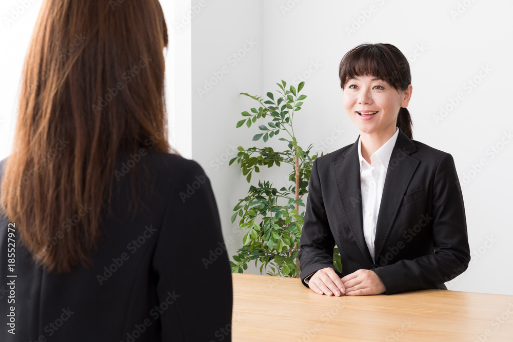 ミーティングをするOL