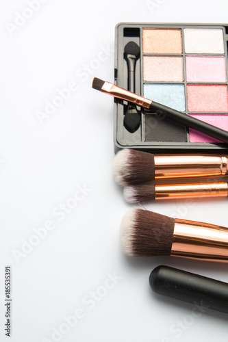 Fototapeta Naklejka Na Ścianę i Meble -  Makeup brush set with eye shadow palette on white
