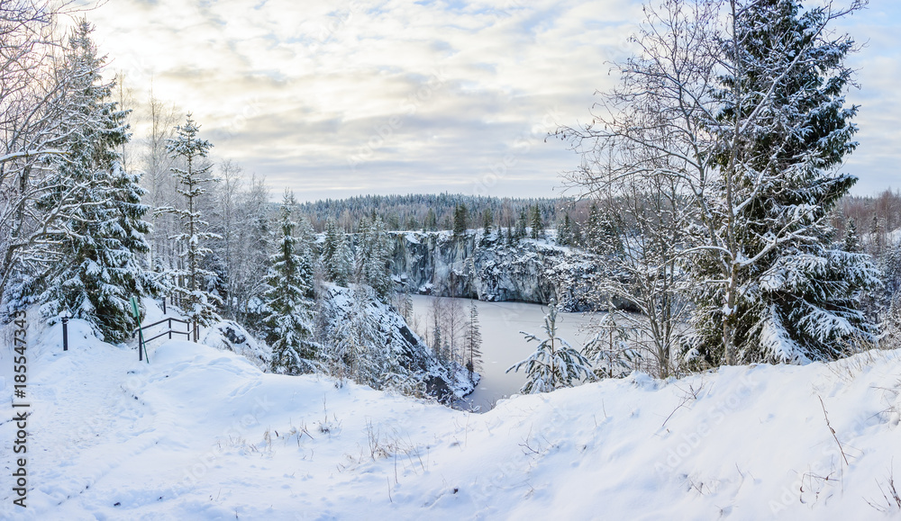 The route through the winter Ruskeal Park in Karelia