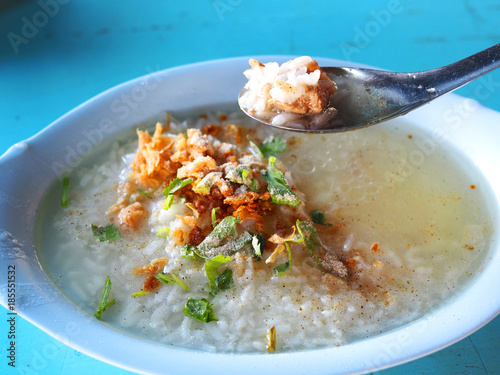 Fotografie Thai local traditional white Jasmine rice fully boiled duck meat porridge with s