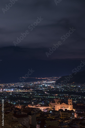 Veduta notturna del Duomo di Monreale e città di Palermo, Sicilia