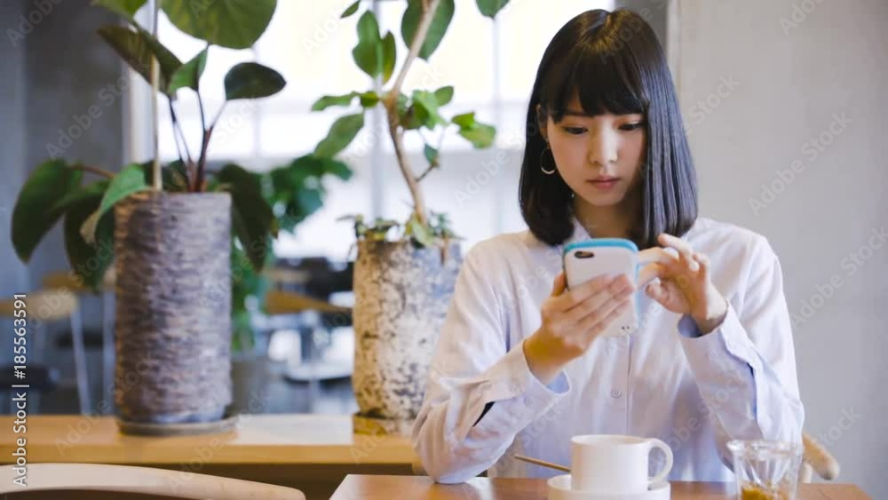 カフェの女性