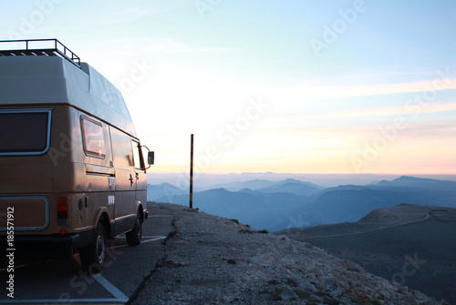 Papier peint Old camper van with scenic mountains morning view