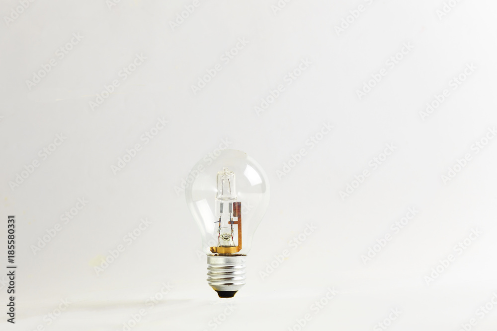Lampadina su sfondo bianco