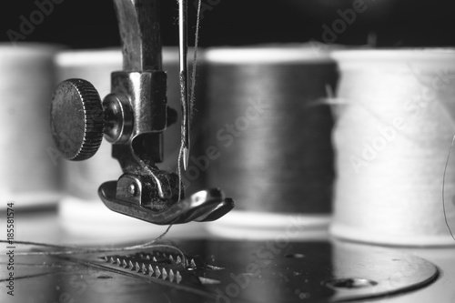 Schilderij op canvas Old sewing machine with colour thread and needle, on a old grungy work table