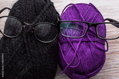 Quadro em tela points on yarn. cheerful concept of knitting