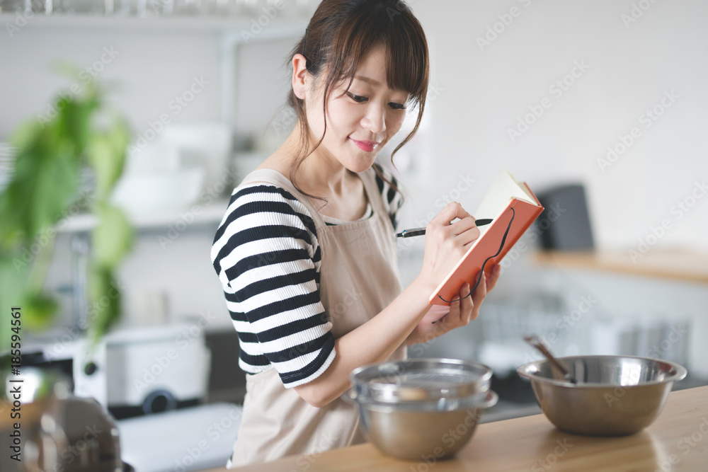 料理する女性・キッチン 料理する女性・キッチン