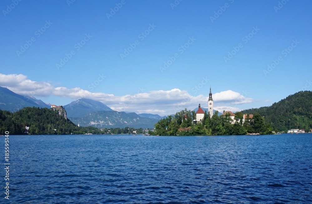 Panorámica del lago Bled con la iglesia en medio Stock Photo | Adobe Stock