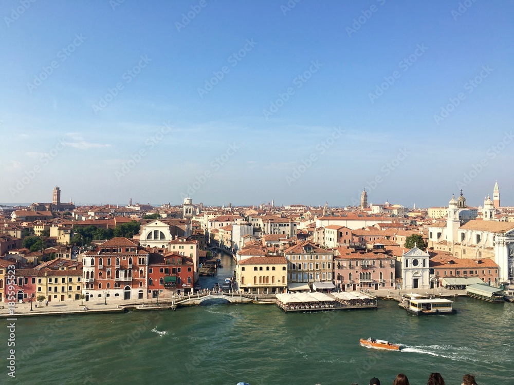 Vista de la ciudad de Venecia desde la cubierta de un crucero