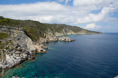 Скалистый берег с пляжами на острове Скиатос в Греции