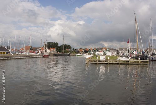 Boten en houten vissershuisjes in de havenbuurt