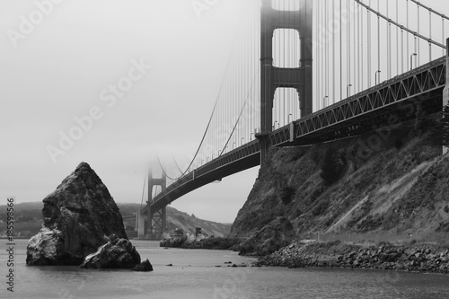 Blick von der Nordostseite auf die Golden Gate bei Hochnebel, s/w schwarz weiss.Where: San Francisco, USA.When: 06.07.2014.