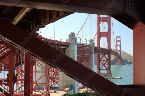 Blick auf die Golden Gate Bridge durch einen Basispfeilerhindurch.Where: San Francisco, USA.When: 09.07.2016.