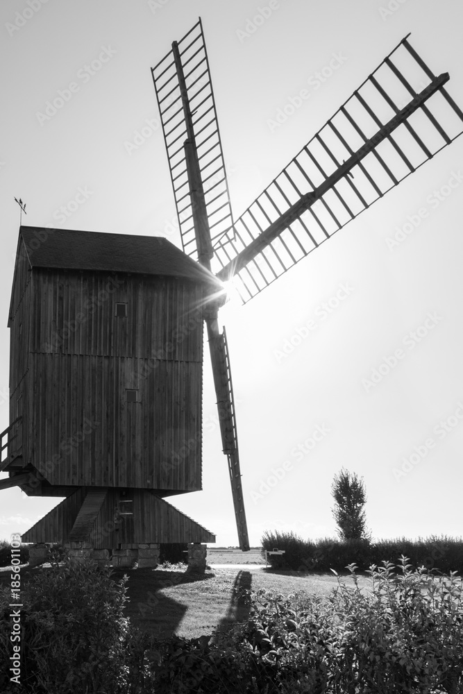 moulin à vent en bois noir et blanc en contre jour moulin à vent en bois noir et blanc en contre jour