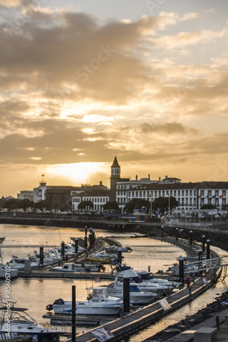Stadtansicht mit Jachthafen von Ponta Delgada auf der Azoreninsel Sᾶo Miguel.
